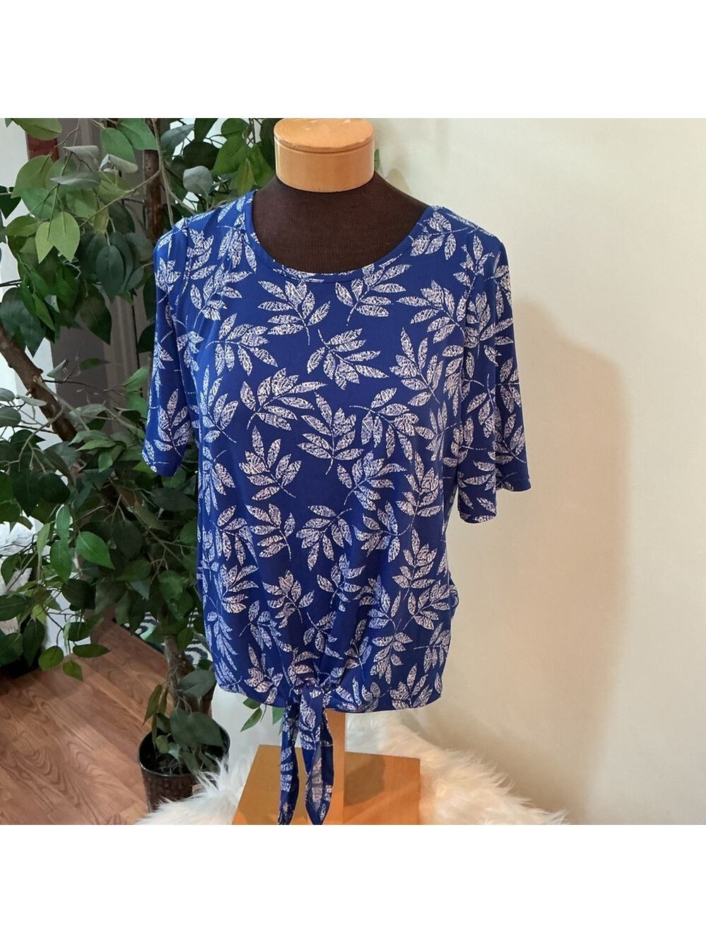 East 5th elbow sleeve crewneck leaf theme tie front blouse Woman’s Med
